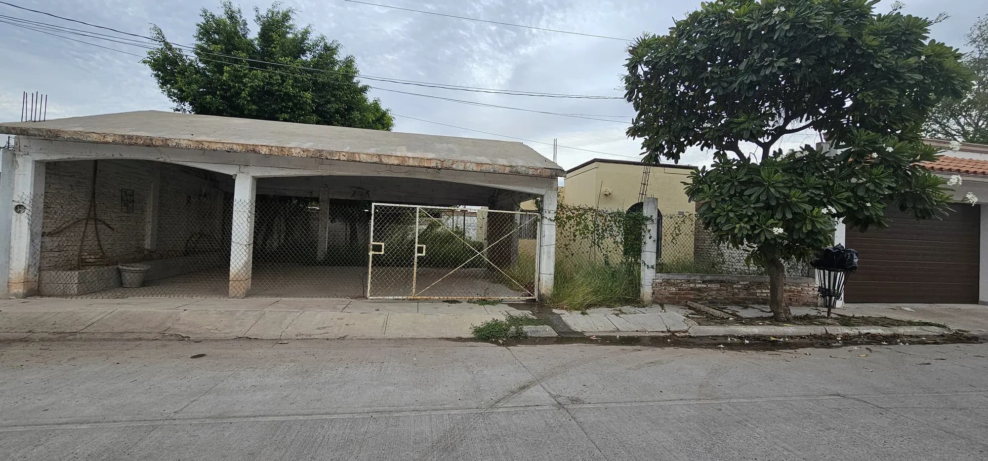 CASA EN VENTA CON TERRENO RESIDENCIAL PASEO ALAMEDA