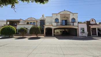 9_3040 | CASA EN VENTA de 5 recámaras, recámara en planta baja Fracc. Del Real en Los Mochis | GM Inmobiliaria