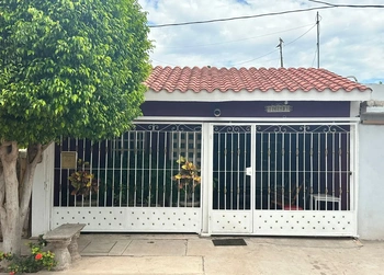 CASA UNA PLANTA TRES RECAMARAS EN VENTA.